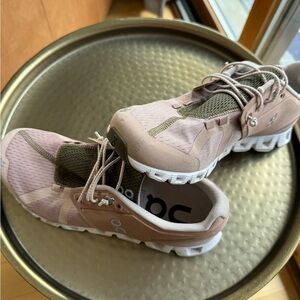 On Cloud beige with army green sneakers